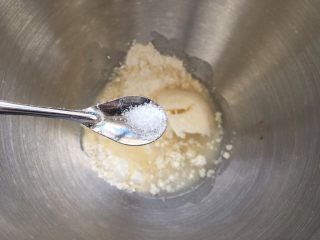 11、全面详细讲解～蛋黄酥,将中筋面粉80克、猪油30克、白糖10克、水35克一起倒入厨师机中，添加1/4勺盐。