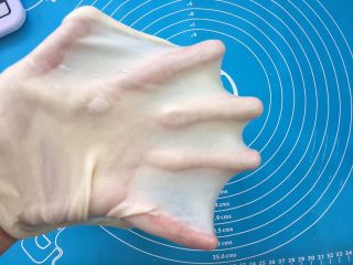 13、全面详细讲解～蛋黄酥,面团揉成才出手膜状态。