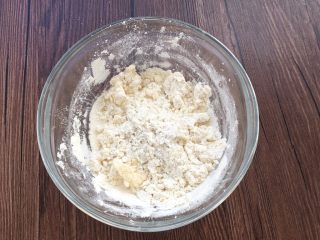 18、全面详细讲解～蛋黄酥,将两种材料用手揉均匀，不要急慢慢揉下就成团啦。