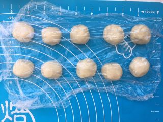 20、全面详细讲解～蛋黄酥,10分钟后，将油酥再分成10份，每份11克。切记，分好的油酥用保鲜膜盖好。