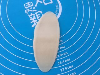 24、全面详细讲解～蛋黄酥,用擀面杖将油皮包裹油酥的小圆球擀成牛舌状态。