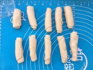 26、全面详细讲解～蛋黄酥,用保鲜膜盖住醒20～30分钟。