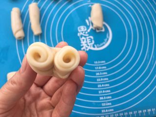 27、全面详细讲解～蛋黄酥,30分钟后，将面皮向这样对折起来，用手捏挤紧。