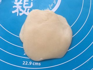 28、全面详细讲解～蛋黄酥,用擀面杖擀成面皮。