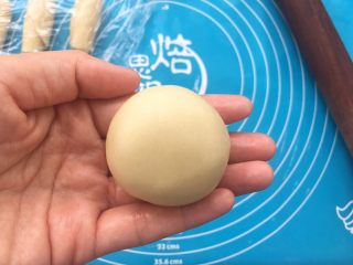 31、全面详细讲解～蛋黄酥,如图，包裹好的蛋黄酥坯子。