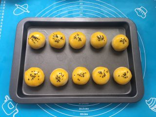 34、全面详细讲解～蛋黄酥,最后撒上黑芝麻做点缀。