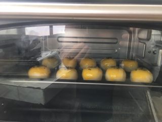 35、全面详细讲解～蛋黄酥,烤箱上下火预热170度，烤30分钟就可以出炉。