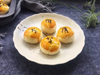 37、全面详细讲解～蛋黄酥,小盆友也给力，从幼儿园回来就吃掉两个。