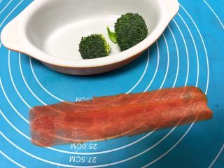 1、儿童雪人便当,洗干净西蓝花和红萝卜，红萝卜切片备用