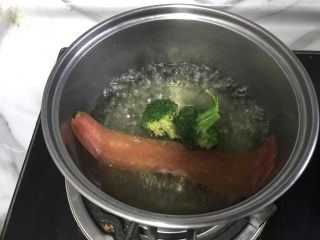 3、儿童雪人便当,然后继续放入红萝卜片，继续煮熟即可。