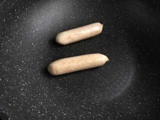 4、儿童雪人便当,把秘鲁飞鱼籽肠在炒锅里翻炒烤熟