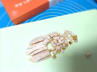 5、儿童雪人便当,烤熟的香肠一根切小丁