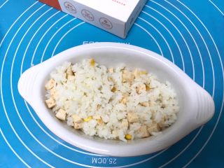 7、儿童雪人便当,搅拌好的饭放入碗里铺平，左边在铺些白米饭。