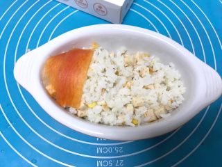 8、儿童雪人便当,然后放入煮好的红萝卜片装饰雪人帽子。