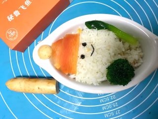 10、儿童雪人便当,香肠切小块装饰雪人帽子摆入西蓝花和青菜。