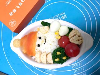 11、儿童雪人便当,最后摆入圣女果、鹌鹑蛋、香肠、玉米粒就可以享受了