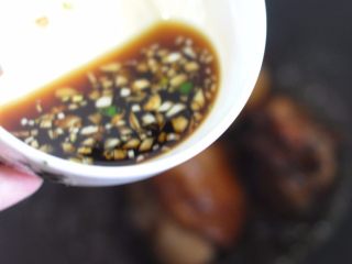 8、酱香鸡肉饭,另调好酱汁,蚝油、蜂蜜、生抽、蒜粒、白酒混合,倒入锅中炖几分钟。