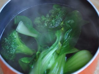 11、酱香鸡肉饭,另用奶锅,水里加入盐,将胡萝卜、小油菜、西兰花煮熟。