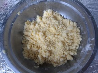 3、爱心夹心挞饼,低筋粉放入盆内，加入黄油，用手揉搓成颗粒状。