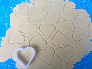 6、爱心夹心挞饼,冰箱取出面团，撒少量手粉防粘，擀面杖擀成0.5cm厚圆片，用模具切割成心形