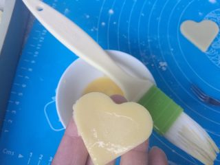 8、爱心夹心挞饼,另一片周围刷上蛋液，两片粘合在一起。