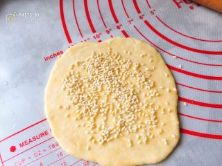 5、咸香芝麻饼,再撒上一层熟的白芝麻。