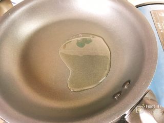 9、咸香芝麻饼,中小火，锅热了后倒少许油。