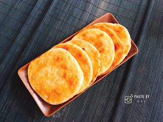 11、咸香芝麻饼,摆盘，非常香的一款家常饼。