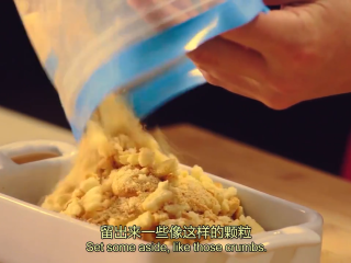 1、橙香米蛋糕,拇指饼干装在袋子里,用擀面杖压碎,要留出一些如图的颗粒