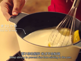 5、橙香米蛋糕,最后加米小火煮,期间要不断持续搅拌,煮30分钟