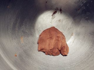 2、 酥皮蘑菇泡芙,用手指搓捻黄油，手温会使黄油微微融化，将各种材料粘合在一起。如果室温过高，可可酥皮粘手，可放入冰箱冷藏片刻