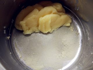 8、 酥皮蘑菇泡芙,继续开小火，不停搅拌，直到锅底出现结皮现象，关火