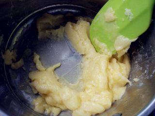 9、 酥皮蘑菇泡芙,面糊离火后稍凉，分次加入蛋液，拌匀