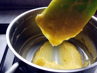 10、 酥皮蘑菇泡芙,搅拌到面糊能拉出长的倒三角，就可以了