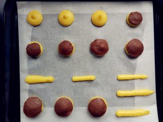 12、 酥皮蘑菇泡芙,将酥皮片用裱花嘴一端的圆形，切片，盖在泡芙上