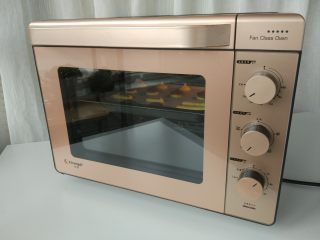 13、 酥皮蘑菇泡芙,入预热好的烤箱，中层200度，约25分钟左右即可。中途不要开烤箱，以免遇冷回缩。烤好后取出晾凉