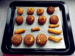 14、 酥皮蘑菇泡芙,烤好后取出晾凉
