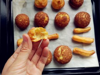 15、 酥皮蘑菇泡芙,烤好的泡芙外皮酥脆，内里是空心的
