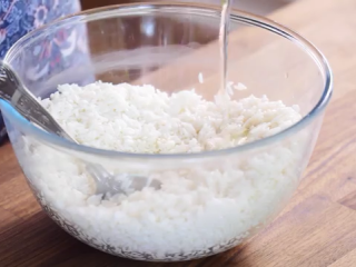 5、鲜肉粽子,糯米沥干水，倒入盐，一小勺油，拌匀