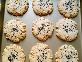 13、桃酥饼,上色均匀后即可出炉冷却