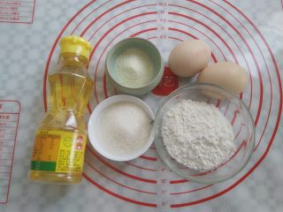 1、冰淇淋小蛋糕,准备好蛋糕的材料，分别称出来