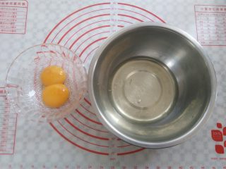 2、冰淇淋小蛋糕,分离蛋白和蛋黄，装蛋白的盆一定要无水无油