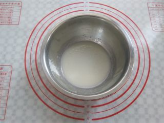 3、冰淇淋小蛋糕,准备一只干净的小盆，依次放入水，奶粉，糖10克，植物油，用手动打蛋器快速搅拌到盆内液体完全乳化