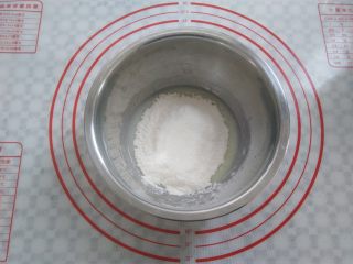 4、冰淇淋小蛋糕,低筋面粉过筛到盆子里