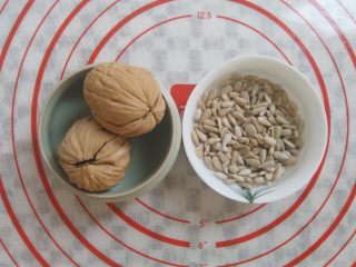 15、冰淇淋小蛋糕,准备2个核桃和已经去壳的葵花籽仁