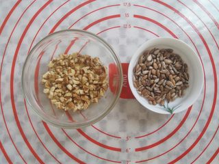 16、冰淇淋小蛋糕,烤箱150度烤5分钟，建议分开烤，核桃弄成小颗粒