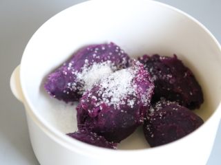 4、低脂健康 紫薯月饼 ,趁热放入白砂糖，利用热气余温将砂糖融化。