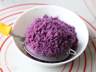 8、低脂健康 紫薯月饼 ,过筛后的紫薯，质地细腻。