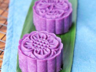 9、低脂健康 紫薯月饼 ,冷藏的时候，建议在容器里放入一篇竹叶，这样冰过的紫薯会自带一股清新的竹香气。