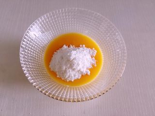 1、迷你芒果挞,取全蛋1个，加35克糖，搅拌至不见糖颗粒